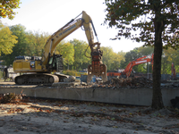 833358 Gezicht op de sloopwerkzaamheden op het terrein van het voormalige ziekenhuis Overvecht (Paranadreef 2 ) te Utrecht.